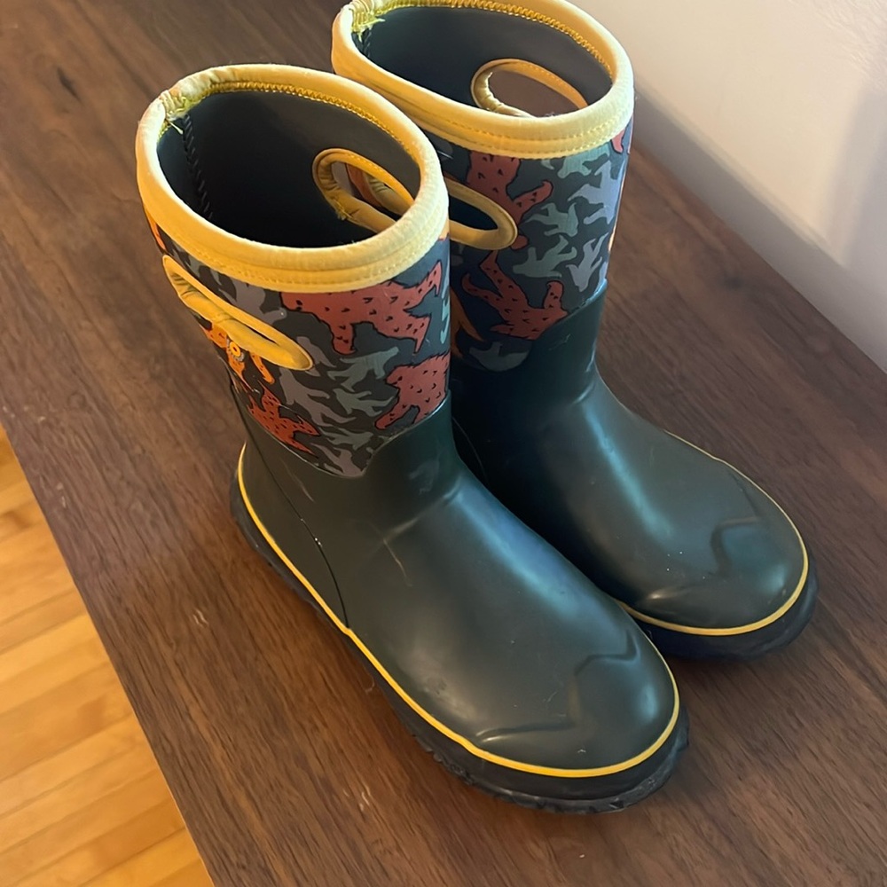 Size 5 kids Bogs winter boots